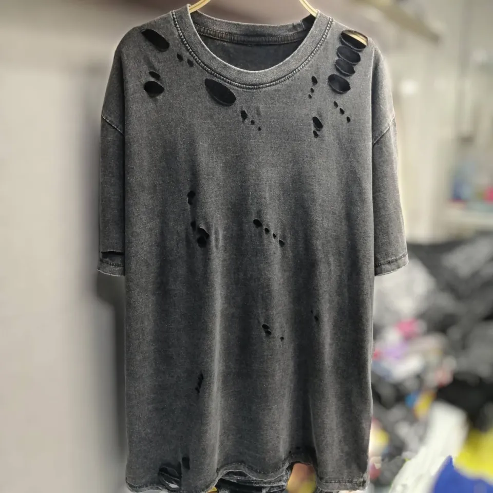 ใส่เสื้อขาด